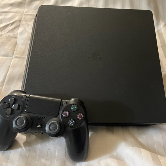 Ps4 console and controller